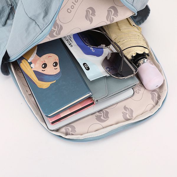 School backpack interior show 001 School backpack interior show 001